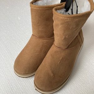 WonderNation Girls size 5, faux fur comfort boot.